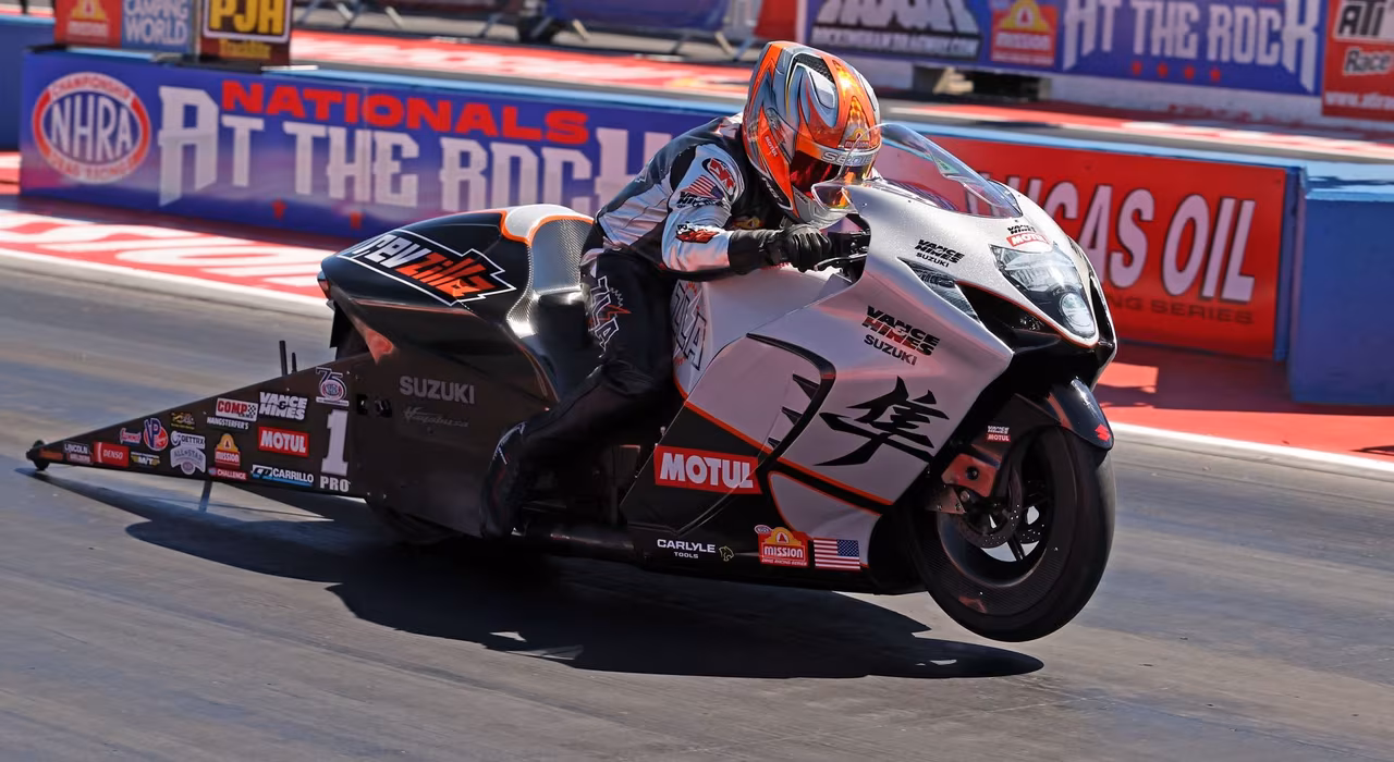 Гейдж Эррера на Suzuki Hayabusa перед финальным заездом NHRA в Рокингеме