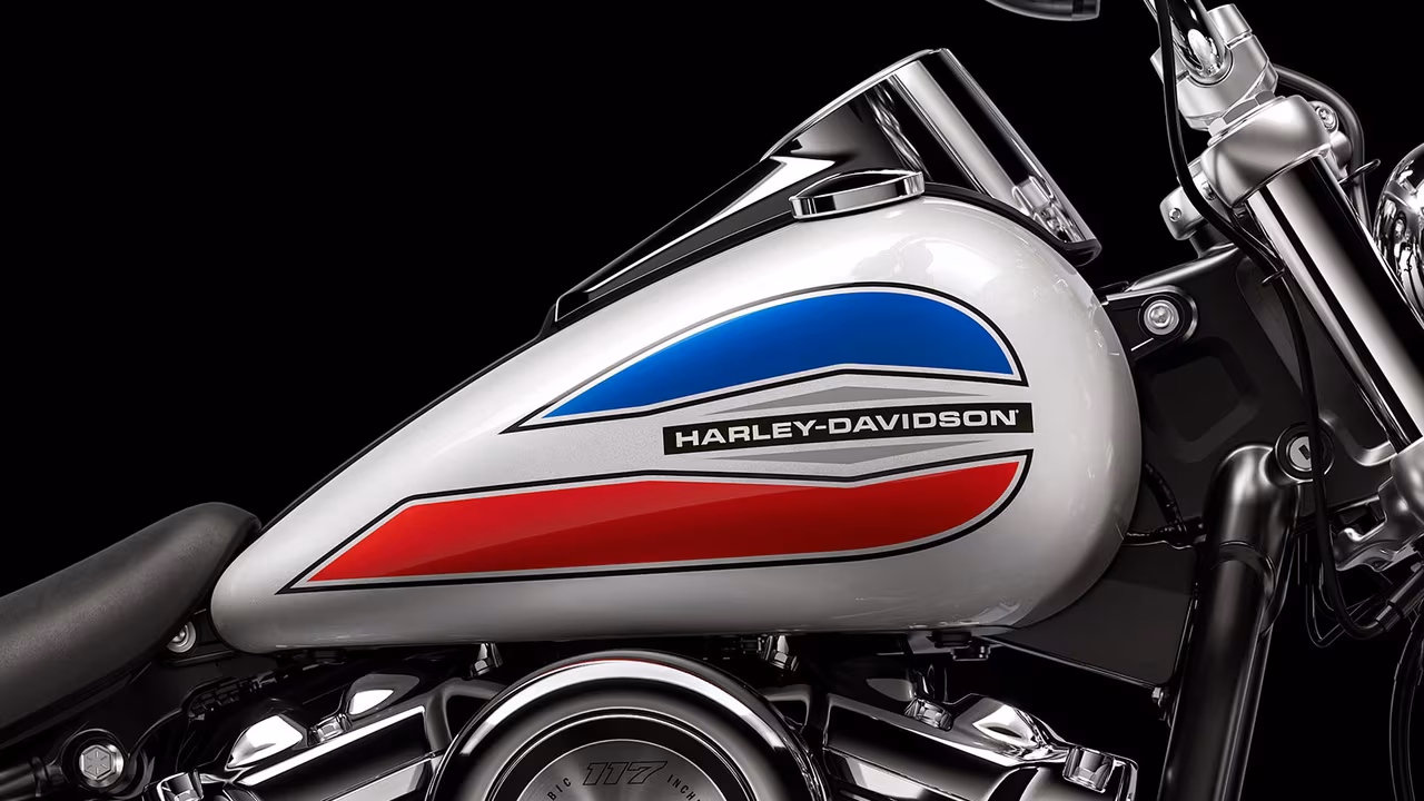 Harley-Davidson Low Rider S 2020 года едет по дороге на фоне тарифного спора вокруг американских мотоциклов