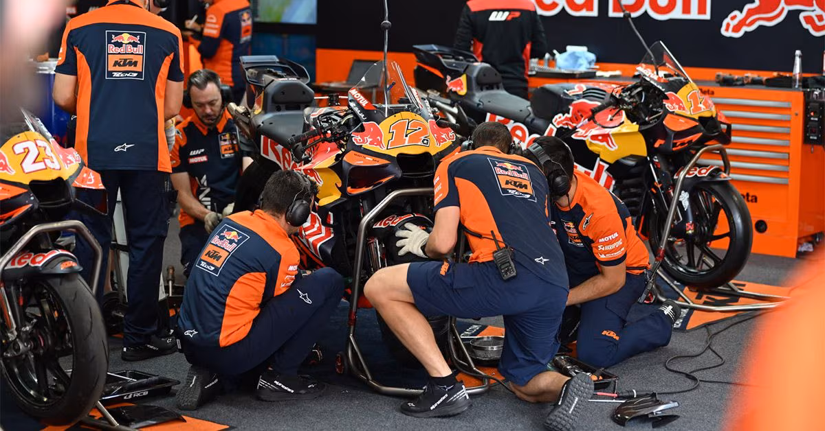 Мотоцикл Aprilia MotoGP на пит-лейне во время заправки