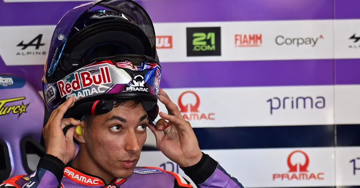 Топрак Разгатлиоглу на мотоцикле Yamaha в боксах команды Pramac MotoGP