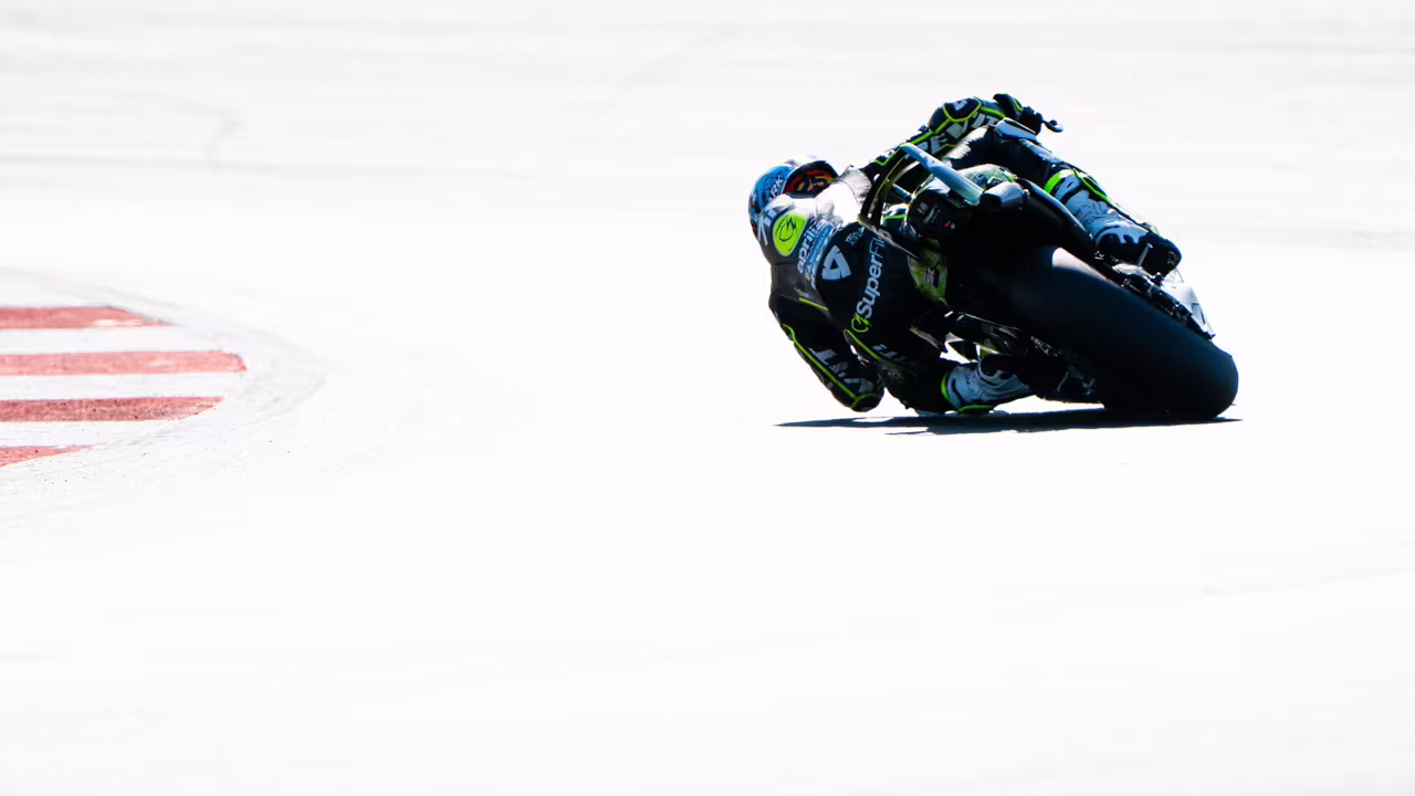 Гонщик Trackhouse Aprilia Рауль Фернандес на мотоцикле MotoGP