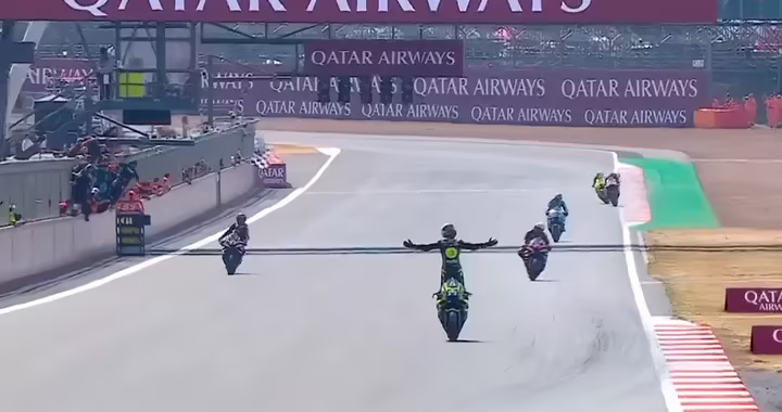 MotoGP Silverstone, tripletta Aprilia: Fernández vince, Martín allunga