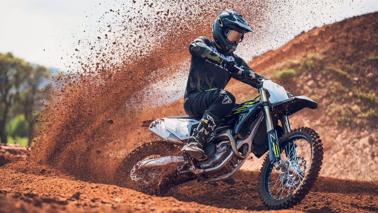 Кроссовый мотоцикл Triumph TF 450 на трассе