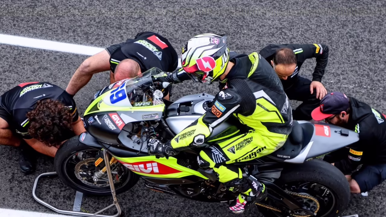 Мотоцикл Triumph в боксах Supersport World Championship