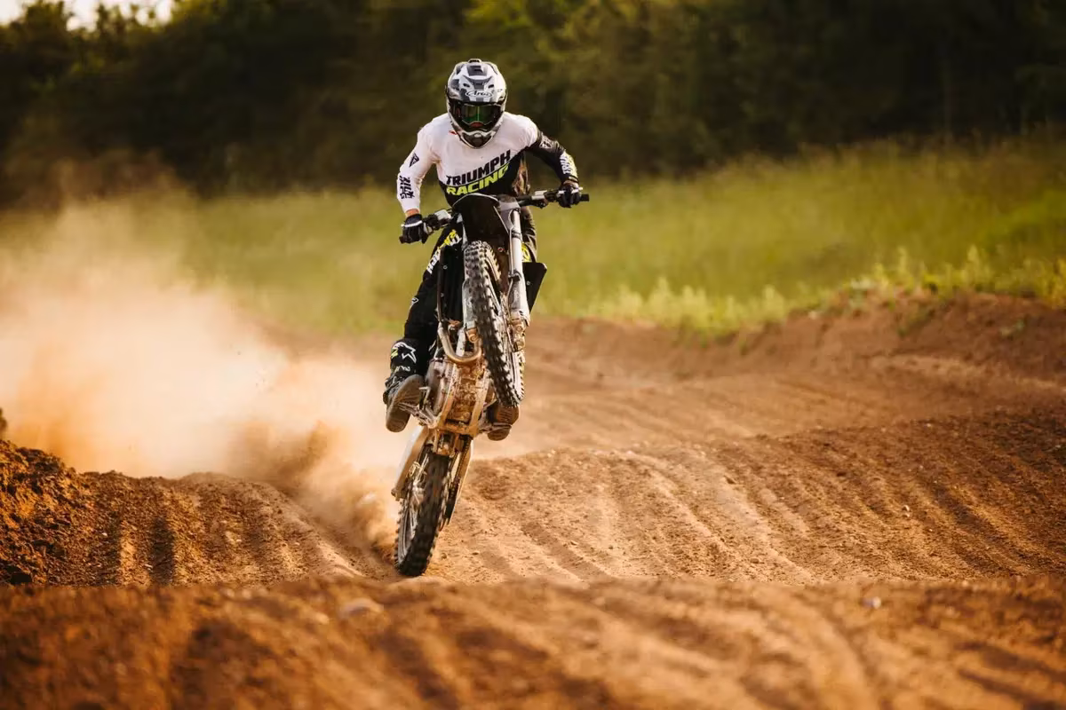 Triumph aggiorna la moto campione del mondo, la TF 250-X 2027 (2)