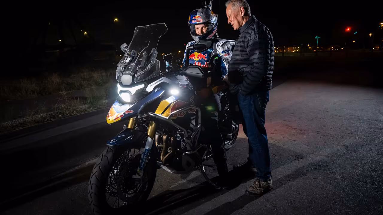 Предсерийный Triumph Tiger 1200, на котором Сэм Сандерленд пытался установить рекорд кругосветного путешествия