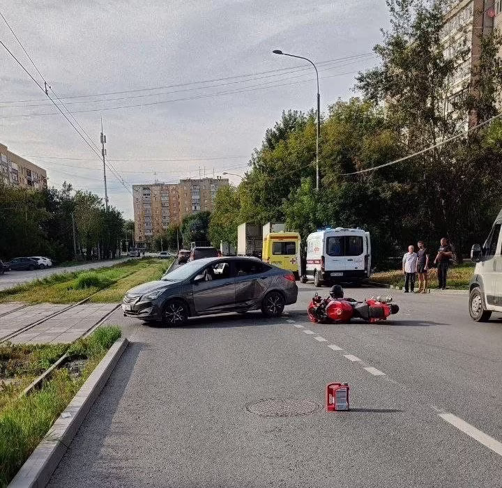 Последствия ДТП с мотоциклистом на перекрёстке в Екатеринбурге
