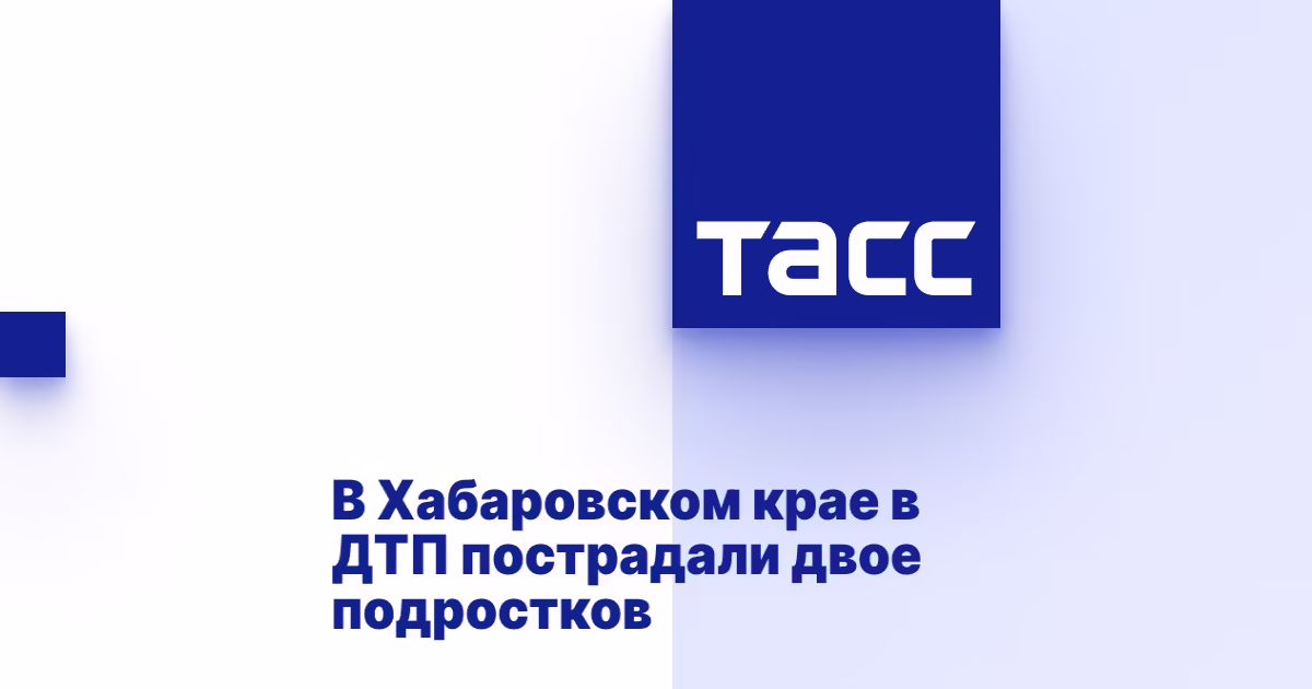 Сотрудник ДПС на месте дорожно-транспортного происшествия с мотоциклом