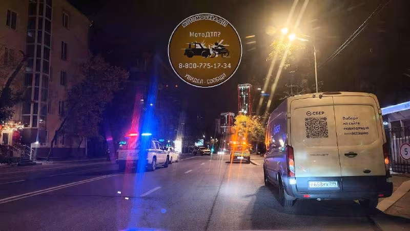 Разрушенный чёрный мотоцикл после столкновения с автобусом в Москве