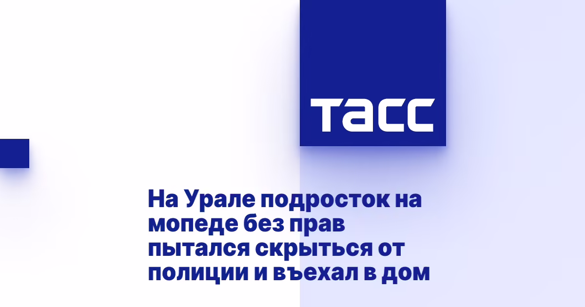 Патрульный автомобиль ДПС с включёнными проблесковыми маячками в ночном городе
