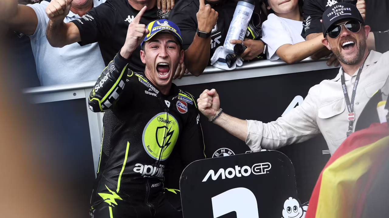 Владелец Trackhouse Джастин Маркс и Рауль Фернандес на Гран-при Великобритании MotoGP в Сильверстоуне
