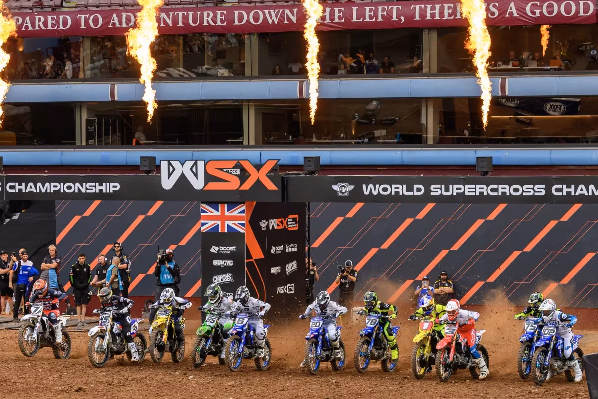 Гонщики World Supercross на старте этапа в Калгари