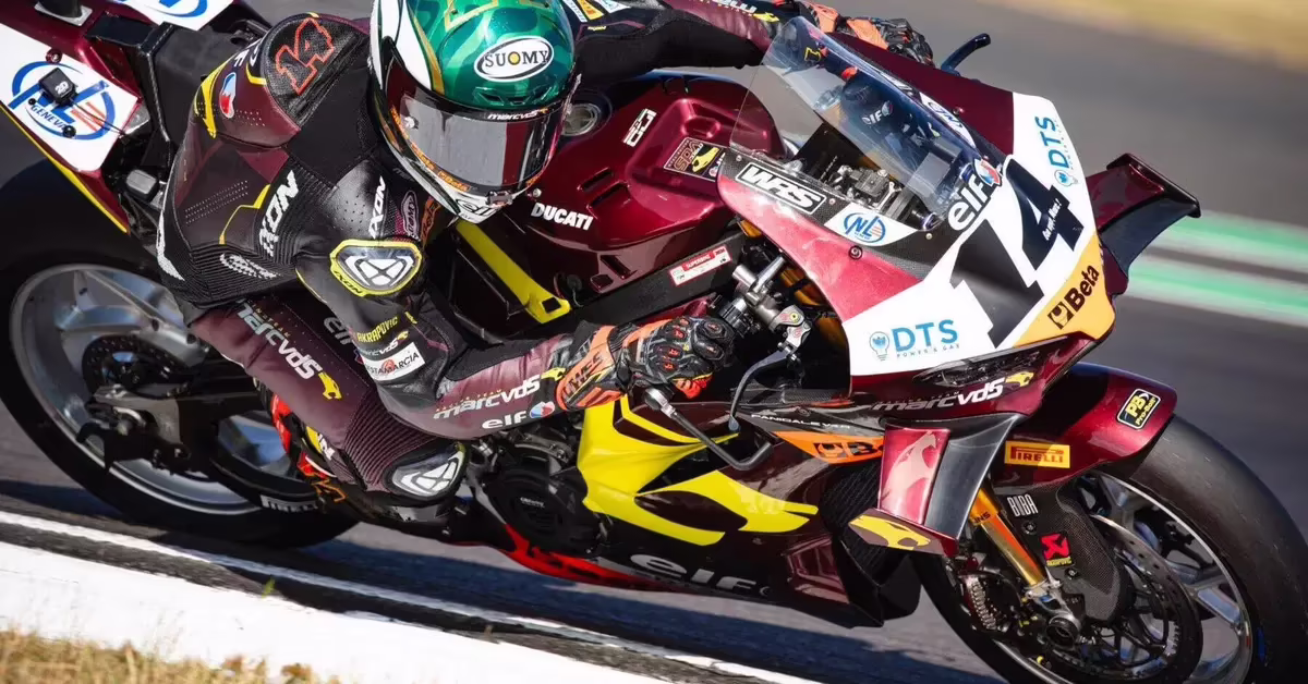 Ducati Panigale V4 команды Go Eleven на трассе WorldSBK