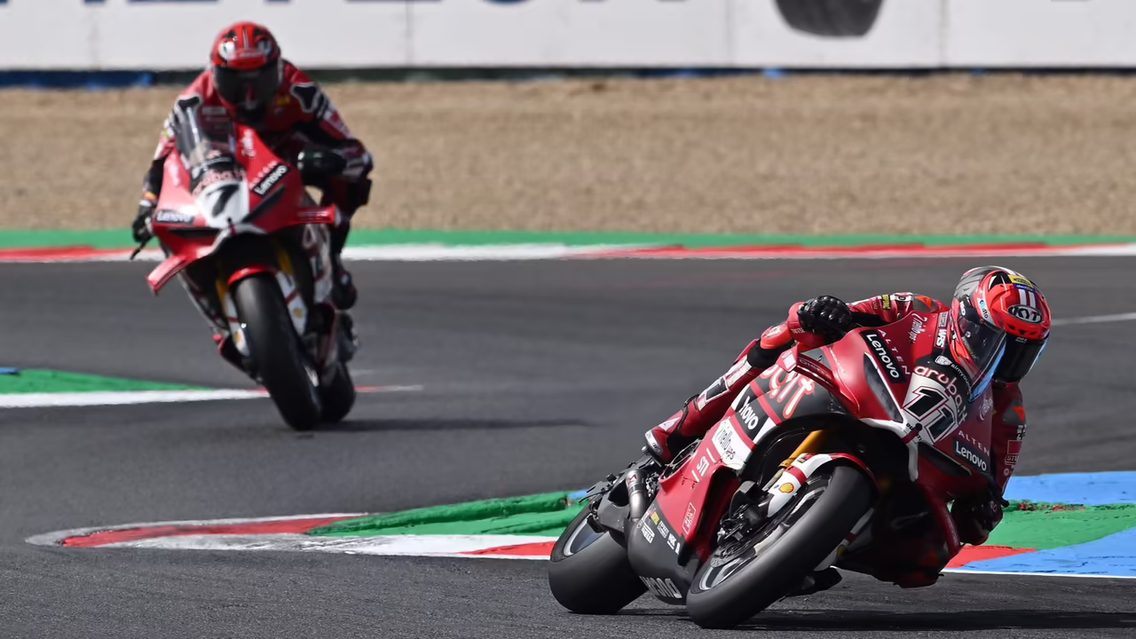 Николо Булега на Ducati Panigale V4 R лидирует во второй гонке WorldSBK в Маньи-Куре
