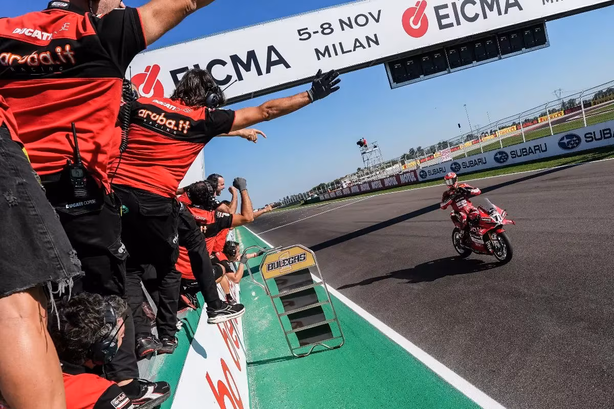 Гонщики Ducati Икер Лекуона и Николо Булега проходят поворот на этапе WorldSBK в Кремоне