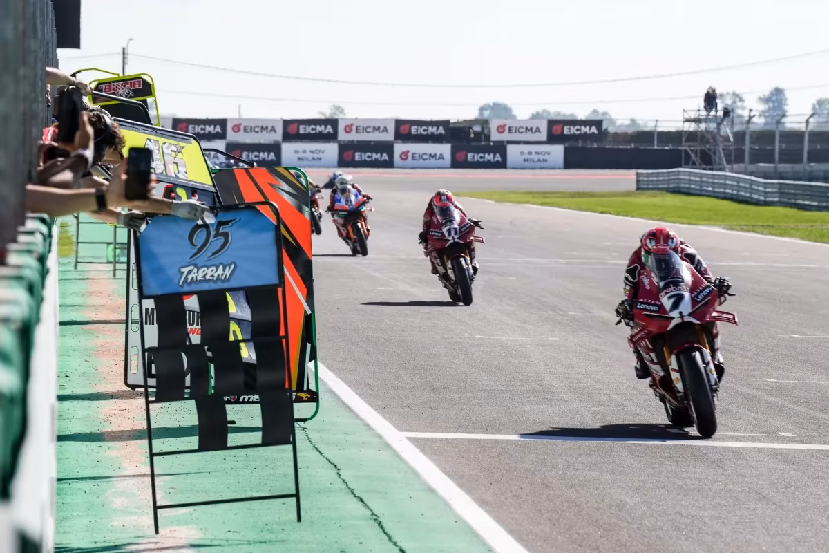 Икер Лекуона на Ducati впереди Николо Булеги в гонке WorldSBK в Кремоне