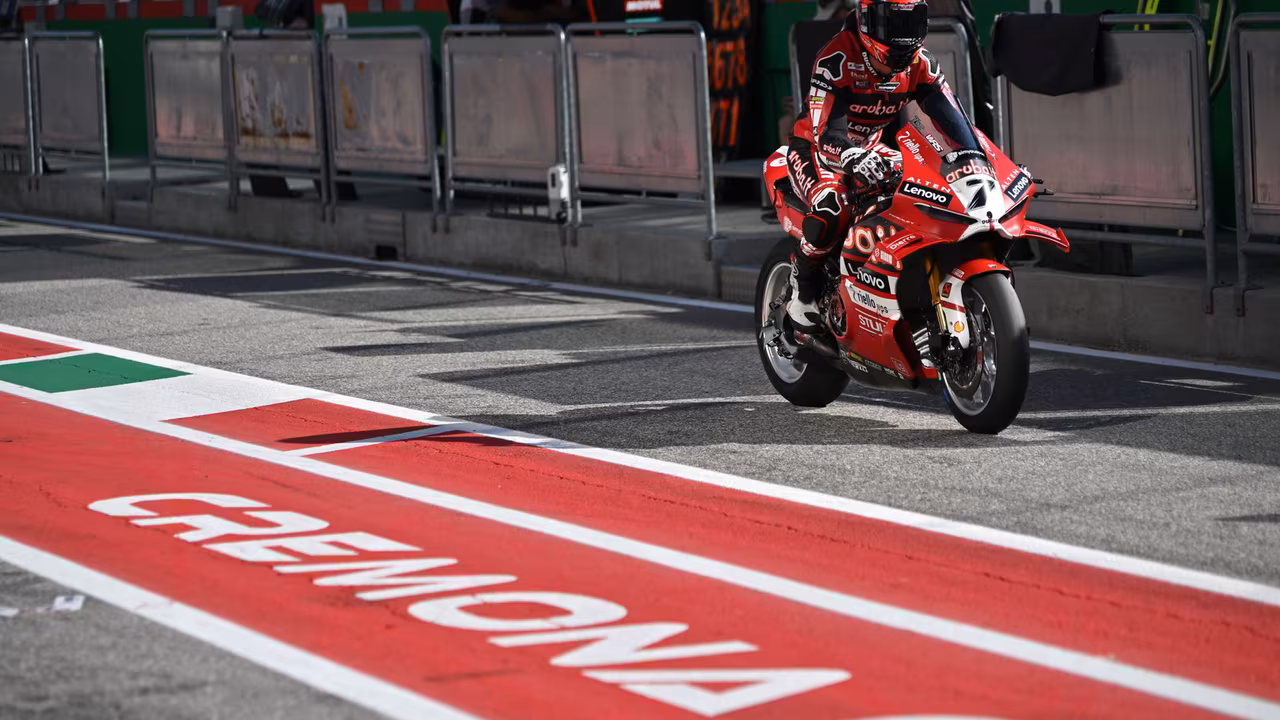 Икер Лекуона на Ducati во время этапа WorldSBK в Кремоне