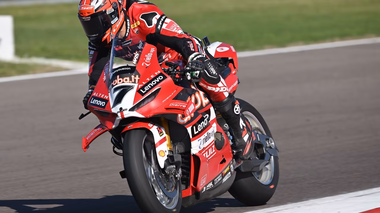 Икер Лекуона на Ducati Panigale V4 R во время разминки WorldSBK в Кремоне