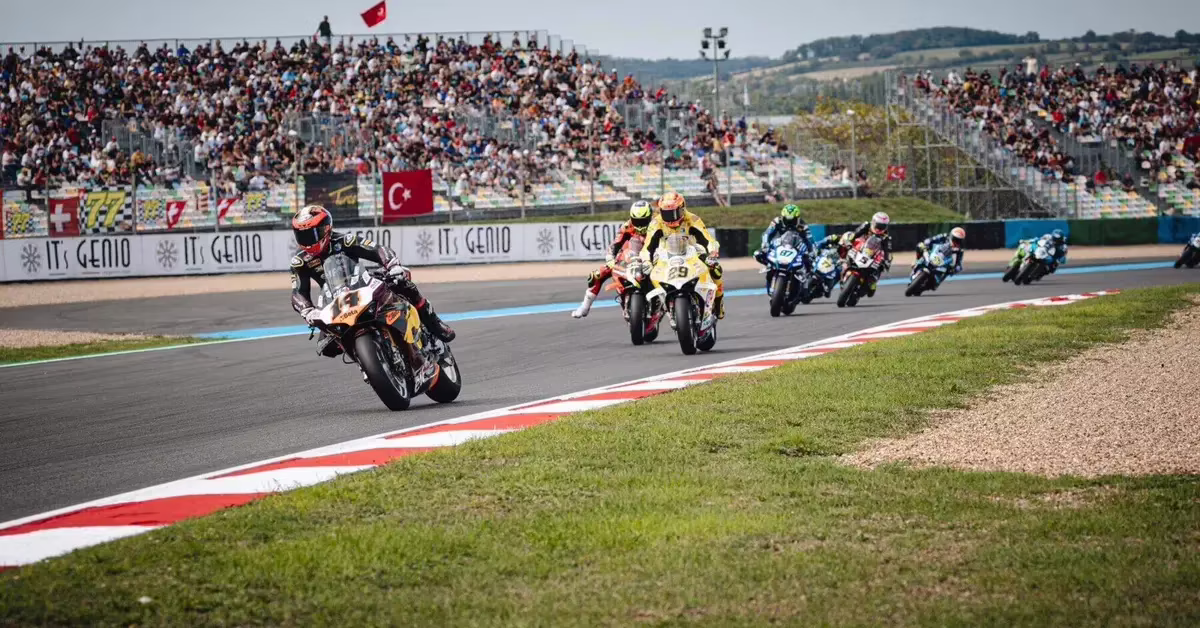 Николо Булега на Ducati Panigale V4 в Маньи-Куре, этап WorldSBK
