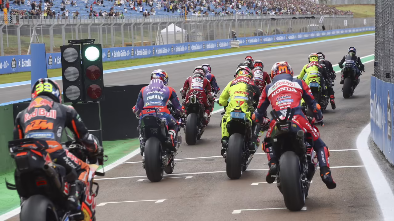 Гонщики WorldSBK на трассе Phillip Island во время заезда чемпионата мира