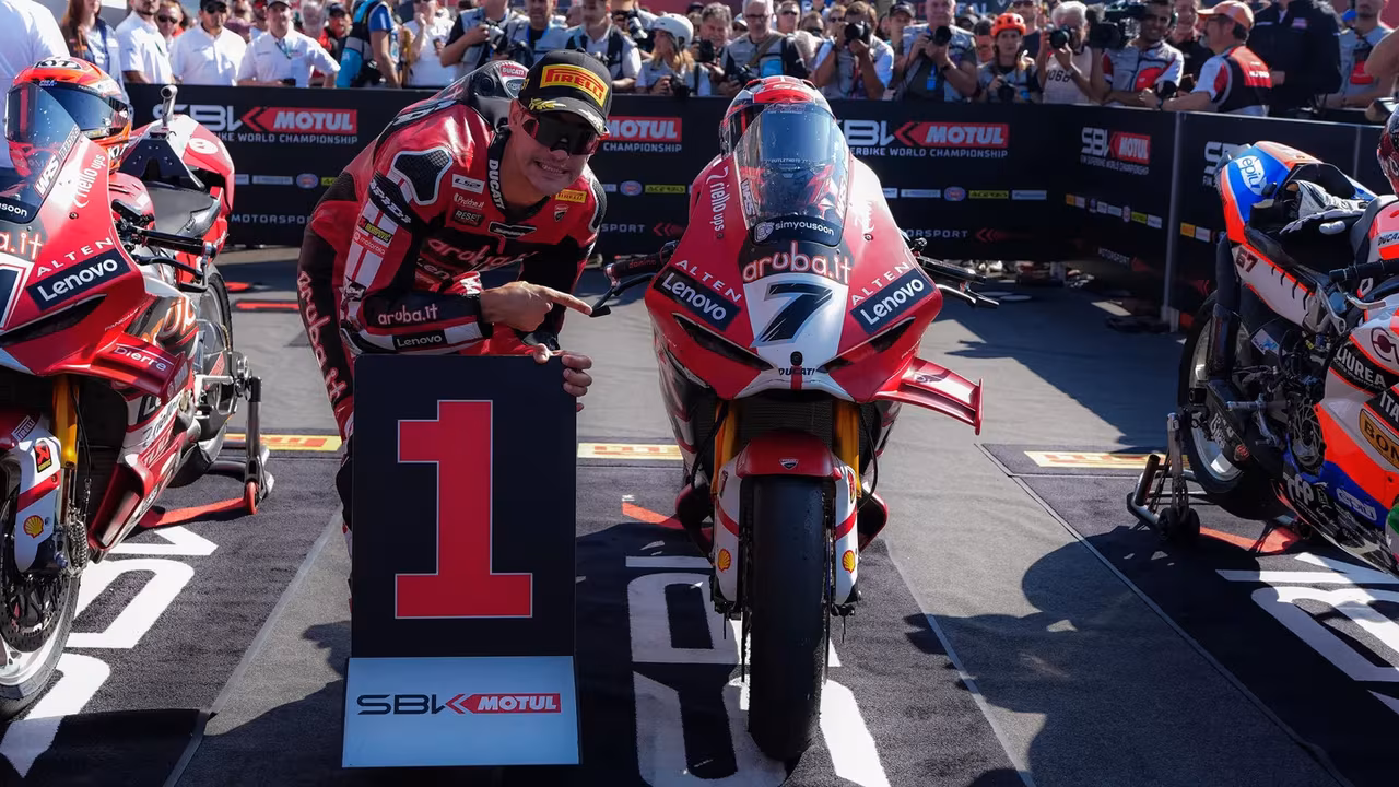 Гонщики WorldSBK Николо Булега, Икер Лекуона и Альберто Сурра после квалификации в Кремоне