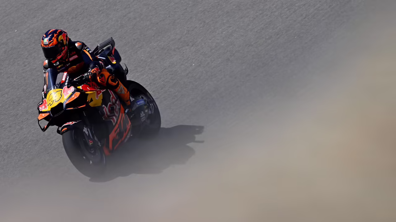 Поль Эспаргаро в боксах Tech3 KTM на Гран-при Арагона MotoGP