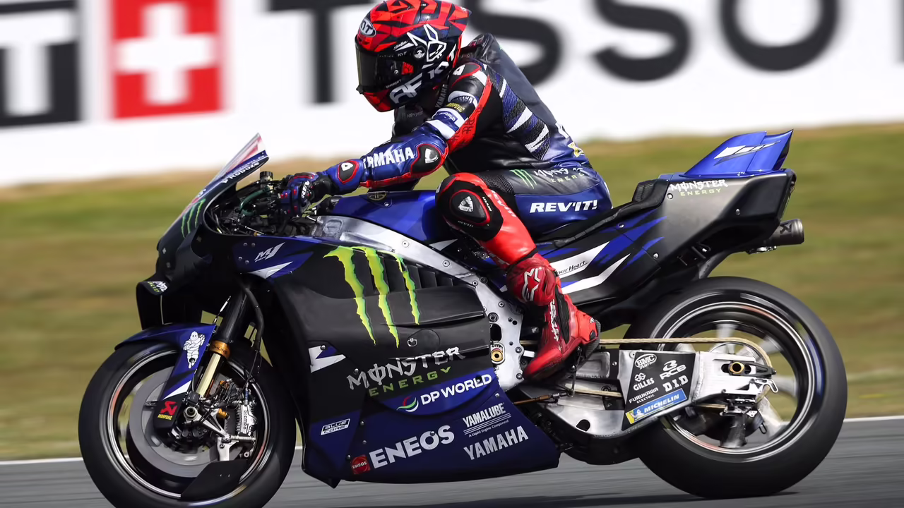 Augusto Fernandez on the 1000cc V4 Yamaha. © Gold and Goose