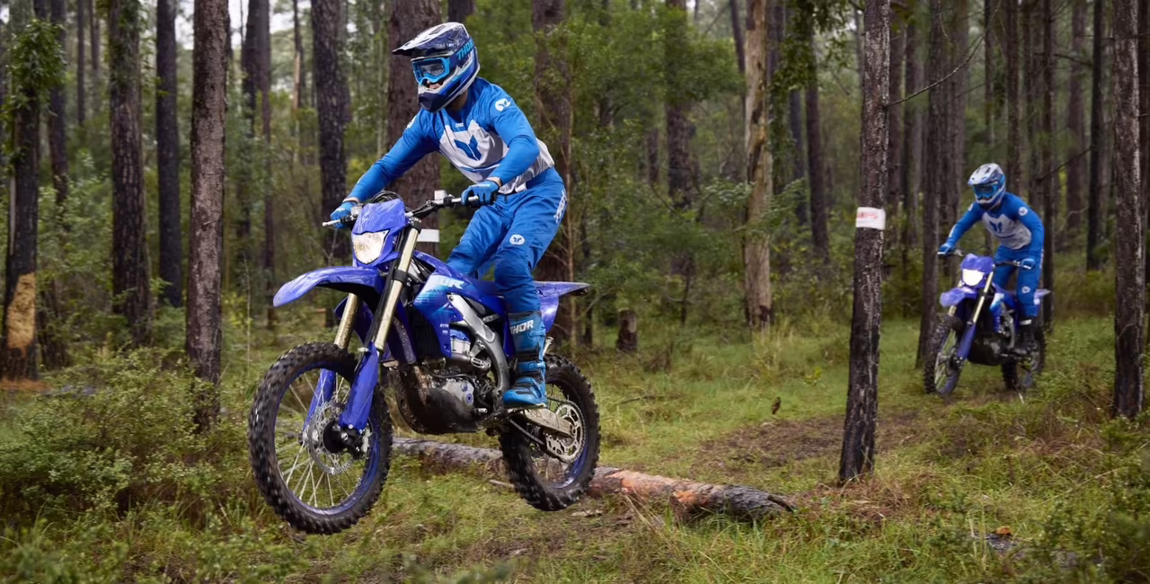 Yamaha WR450F 2027 года на грунтовой трассе