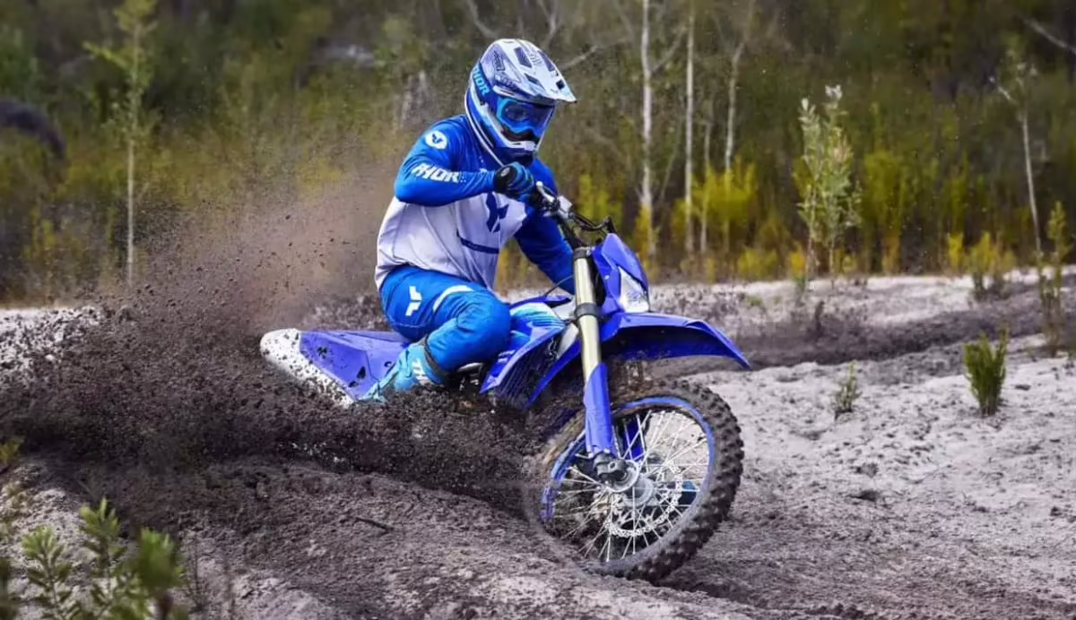 Эндуро Yamaha WR450F 2027 года на грунтовой трассе, вид спереди