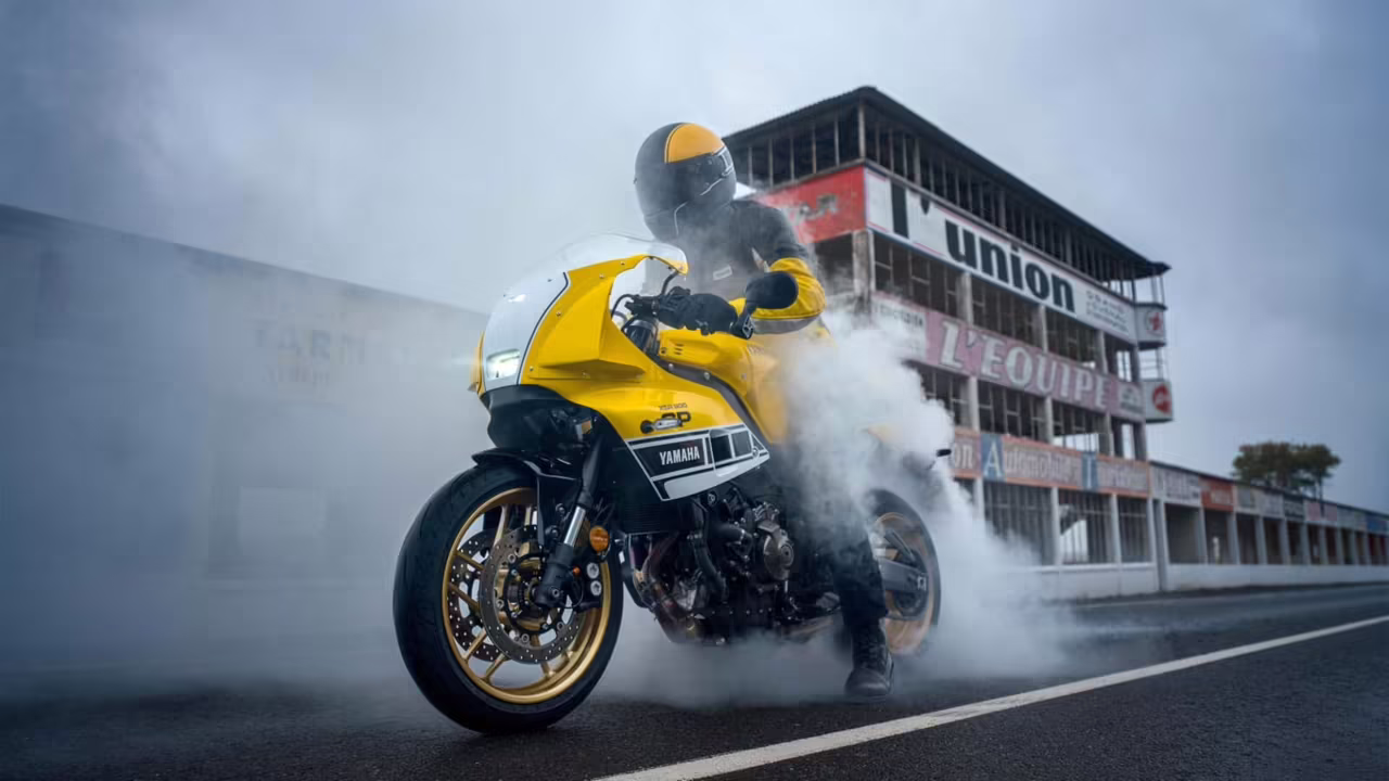 Yamaha XSR900 GP в ретро-гоночной окраске на дороге