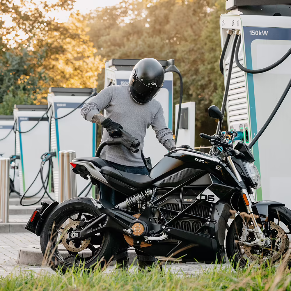 Электромотоцикл Zero Motorcycles на зарядной станции