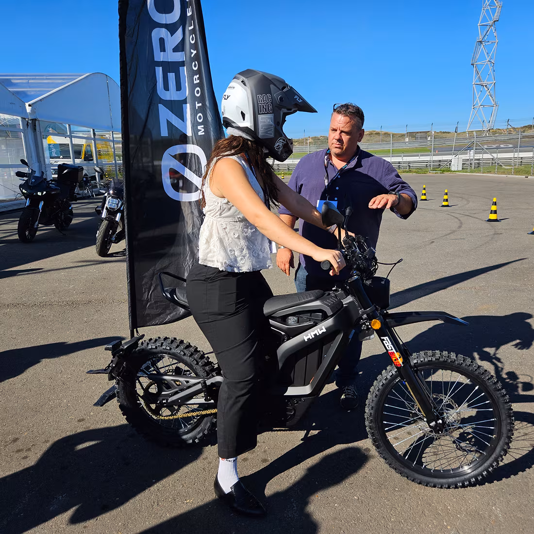 Электрический мотоцикл Zero DSR/X на выставке EV Experience