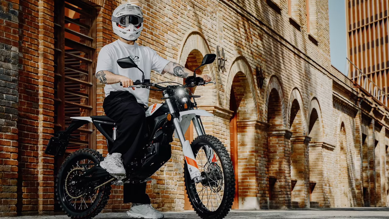Электромотоцикл Zero Motorcycles на фоне горной дороги