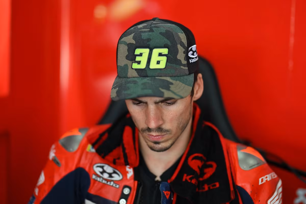 Жоан Мир на мотоцикле Honda во время гонки MotoGP
