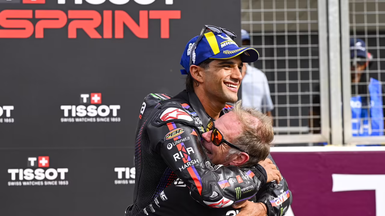 Жоржи Мартин на Aprilia RS-GP в спринте Гран-при Великобритании MotoGP 2026