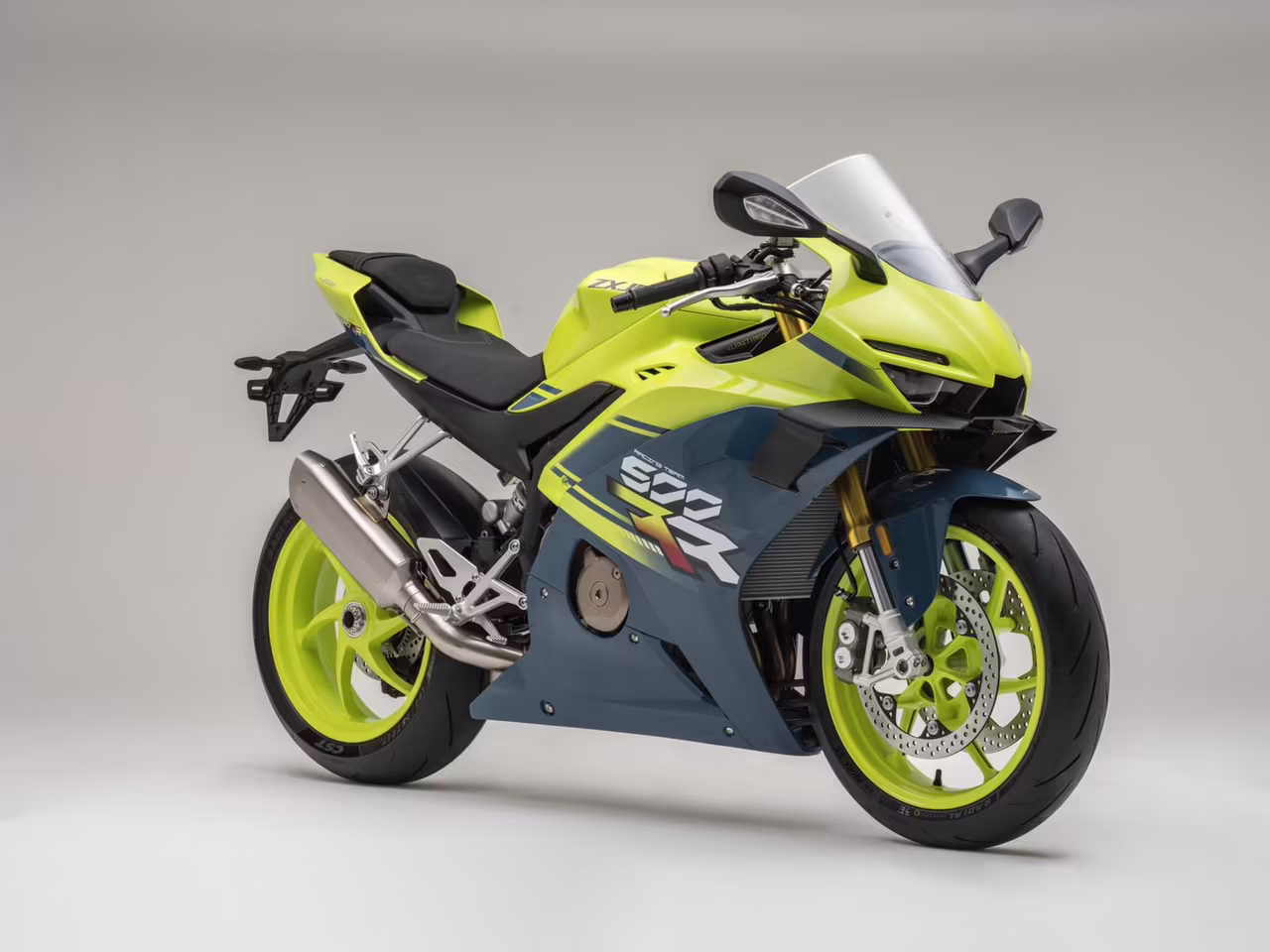 Спортбайк ZXMoto 500RR в студии, вид спереди три четверти